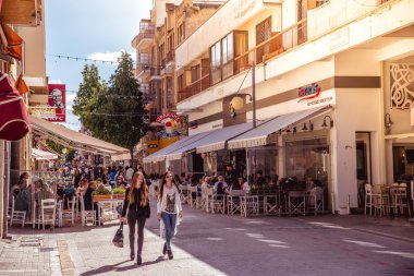 Lefkoşa - Nisan 13: Lefkoşa, Kıbrıs'daki ledra 13 Nisan 2015 sokak üzerinde yürüyen insanlar. Öyle büyük bir cadde Merkezi Lefkoşa'daki alışveriş