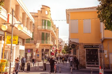 Lefkoşa - Nisan 13: Lefkoşa, Kıbrıs'daki ledra 13 Nisan 2015 sokak üzerinde yürüyen insanlar. Öyle büyük bir cadde Merkezi Lefkoşa'daki alışveriş
