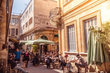 Lefkoşa - Nisan 13: Restoranlar ve geleneksel kafelerde Lefkoşa, Kıbrıs için 13 Nisan 2015 tarihinde Ledra Caddesi, insanlar. Ledra, başkentin ana cadde turistler ve yerliler ile popüler