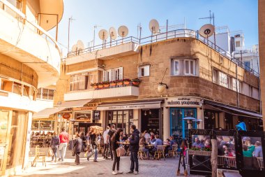Lefkoşa - Nisan 13: Restoranlar ve geleneksel kafelerde Lefkoşa, Kıbrıs için 13 Nisan 2015 tarihinde Ledra Caddesi, insanlar. Ledra, başkentin ana cadde turistler ve yerliler ile popüler
