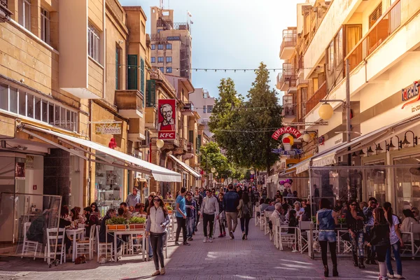 Nicosia - 13 april: mensen lopen op ledra street op 13 april 2015 in nicosia, cyprus. Er is een belangrijke verkeersader in centrale nicosia winkelen — Stockfoto