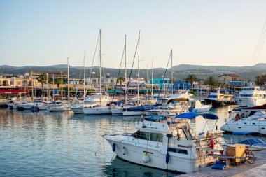 Latchi - Mayıs 19: 19 Mayıs 2015 yılında latchi village, Kıbrıs Harbour limanındaki yatlar.