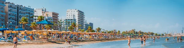 Larnaca, Cypern - 20 augusti 2014: människor på den soliga stranden L — Stockfoto