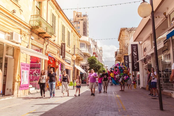 NICOSIA - ABRIL 13: Ledra street, uma importante rua comercial — Fotografia de Stock