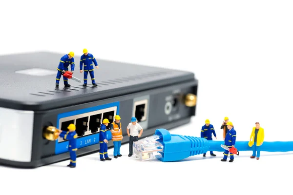 Técnicos conectando cable de red. Concepto de conexión de red — Foto de Stock