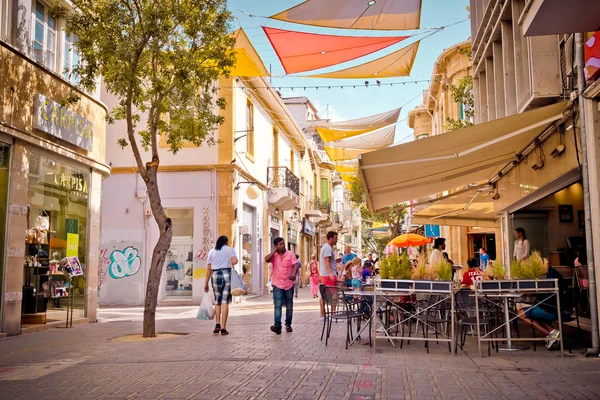 НИКОСИЯ, КИПРУС - 29 мая: Люди наслаждаются летом в кафе на улице Ледра в центре Никосии, Кипр . — стоковое фото