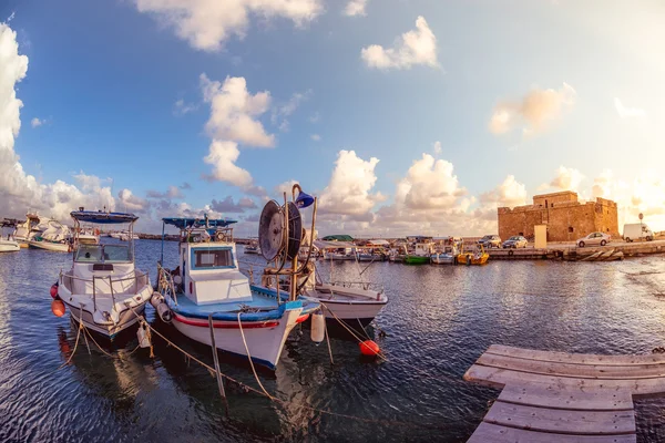 Barcos no porto de Paphos com o castelo no fundo. Chipre — Fotografia de Stock