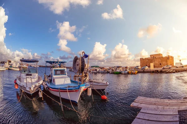 Bateaux à Paphos port avec le château sur le fond. Chypre — Photo