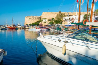 Tekneler ve yatlar bir bağlantı noktası Girne (Girne), Kıbrıs