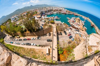 Girne, Kıbrıs - 21 Şubat: Girne görünümü limandan döküm