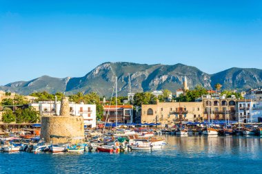 Girne limanında antik zinciri kulesi. Kıbrıs