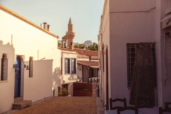Kyrenia, calle estrecha al atardecer en el casco antiguo. Chipre —  Fotos de Stock