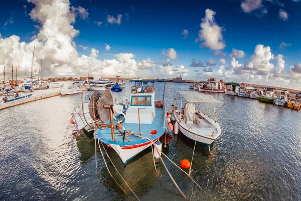 Vecchie barche da pesca ormeggiate in un porto di Paphos, Cipro — Foto Stock