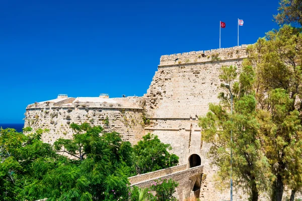 Tor och bridge i Kyrenia slott. Cypern — Stockfoto