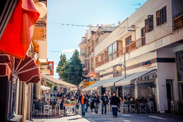 NICOSIE - 13 AVRIL : Des gens marchent dans la rue Ledra le 13 avril , — Photo