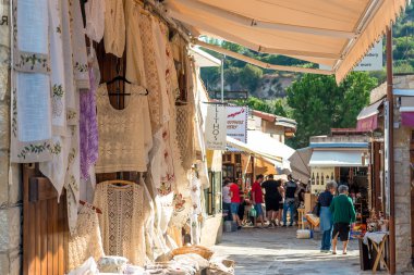 Omodos, Kıbrıs - 4 Ekim 2015: Geleneksel Hediyelik eşya mağazaları zekâ