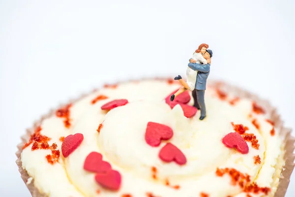 Coppia amorevole in miniatura sulla cima di cupcake . — Foto Stock