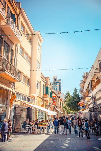 NICOSIA - ABRIL 13: Ledra street, uma importante rua comercial — Fotografia de Stock