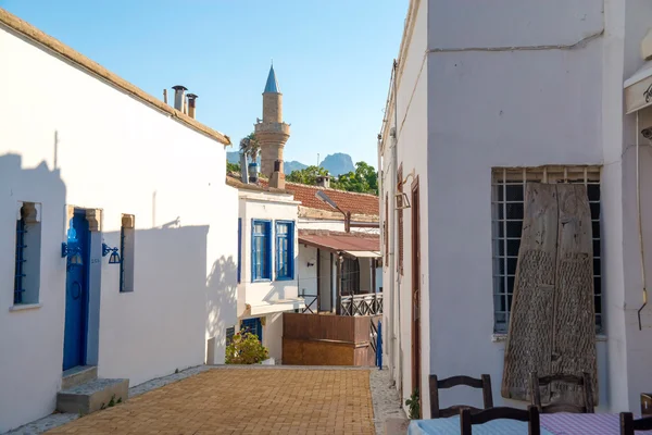 Narrow street in old town of Kyrenia. Cyprus — ストック写真