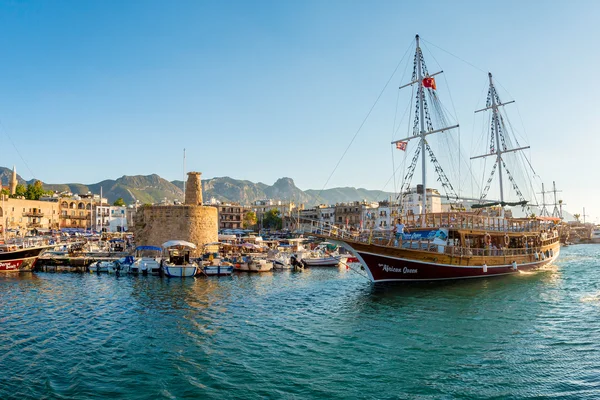 Kyrenia (Girne), CYPRUS - JULHO 5: Fragata no porto de Kyrenia em — Fotografia de Stock