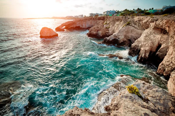 Meereshöhlen in Ayia Napa, Zypern. Farbton abgestimmt — Stockfoto