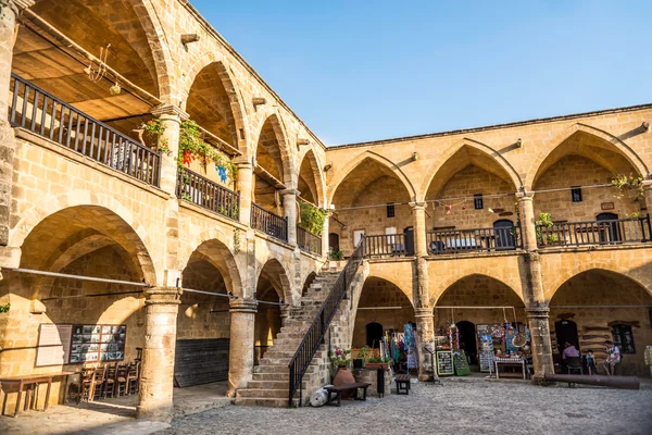 NICOSIA, CYPRUS - AGOSTO 10, 2015: Buyuk Han (The Great Inn) um centro turístico com lojas de lembranças antigas, oficinas de artesanato e cafés em Nicósia, Chipre, em 10 de agosto de 2015 — Fotografia de Stock