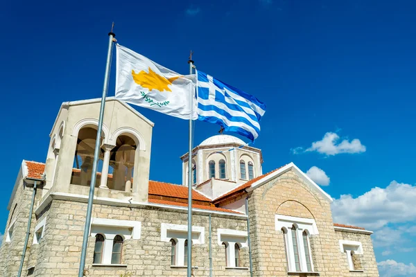 Ondeando la bandera de Chipre y Grecia con la iglesia ortodoxa en el bac — Foto de Stock