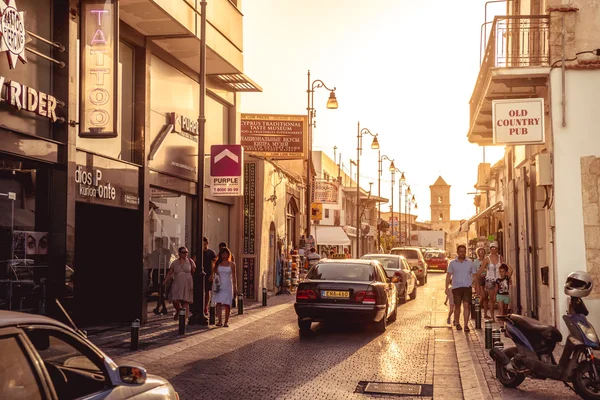 LARNACA, CHYPRE - 10 SEPTEMBRE 2015 : Rue Pavlou Valsamaki, une rue touristique menant à l'église Saint Lazare, le 10 septembre à Larnaca. Couleur ton accordé photo — Photo