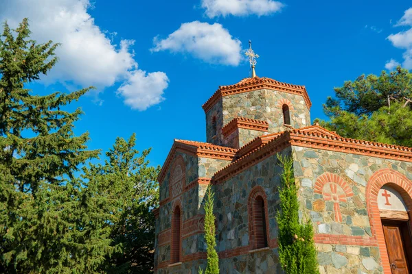 Ett litet kapell på vägen till Panagia tou Machairas kloster. N — Stockfoto