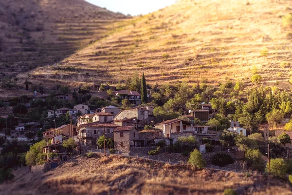 Lazanias, pittoresk bergsby i distriktet Nicosia på Cypern. Färgtonen trimmad — Stockfoto