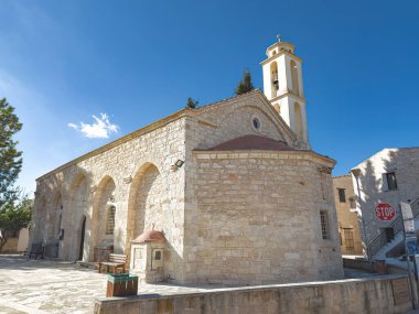 Klasik taş yapısı ve önemli çan kulesiyle Panagia Evangelistria Kilisesi, Kıbrıs Rum Kesimi 'nin Kathikas kentinin tarihi simgesidir.