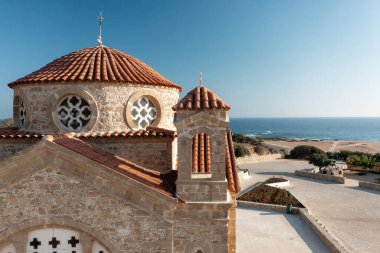 Agios Georgios Kilisesi, Kıbrıs Rum Kesimi 'nin Pegeia kentinde mavi gökyüzü ve Akdeniz' e karşı kubbesini sergiliyor.