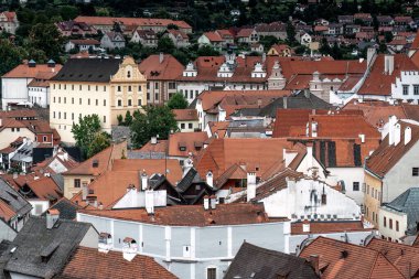 Cesky Krumlov kasabasında tarihi mimari ve geleneksel kırmızı kiremit çatılar sergileniyor.
