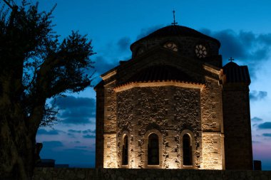 Agios Georgios Kilisesi. Antik taş mimarisi. Gece gökyüzünü aydınlatıyor.