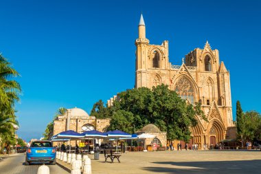 Famagusta, Kıbrıs - 10 Ekim 2015: St. Nicholas Katedrali 10 Ekim'de Mahmut Celaleddin meydanda Famagusta