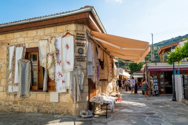 Omodos, Kıbrıs - 4 Ekim 2015: Geleneksel Hediyelik eşya mağazaları zekâ