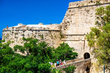 Girne (Girne), Kıbrıs - Temmuz 5: Turists entran, Grup