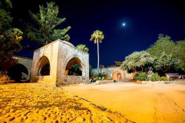Agia Napa napa Manastırı geceleri. Mağusa bölgesi, Kıbrıs