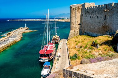Girne kale duvarları liman manzara. Kıbrıs
