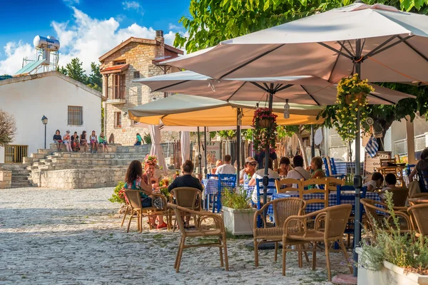 Omodos，塞浦路斯-2015 年 10 月 4 日: 街咖啡馆与游客 — 图库照片
