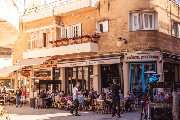 NICOSIA - 13 DE ABRIL: Personas en restaurantes y cafeterías tradicionales en la calle Faneromenis el 13 de abril de 2015 en Nicosia, Chipre. Color tono sintonizado —  Fotos de Stock