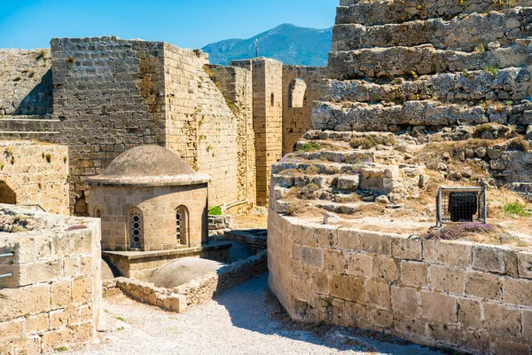 Bizans Kilisesi St george Girne Kalesi içinde. Kıbrıs — Stok fotoğraf