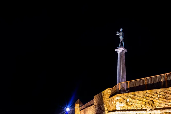 Памятник Виктору на крепости Калемегдан ночью. Белград, S — стоковое фото