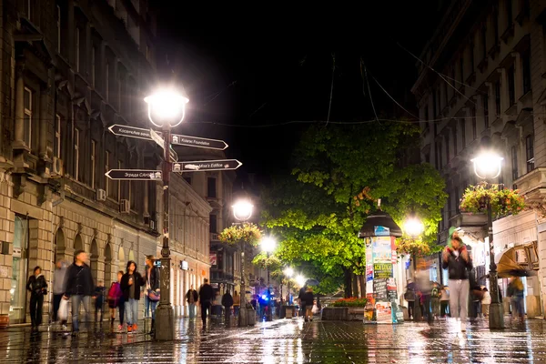 BELGRADE, SERBIA - 25 DE SEPTIEMBRE: Rainy inght en Knez Mihailova S — Foto de Stock