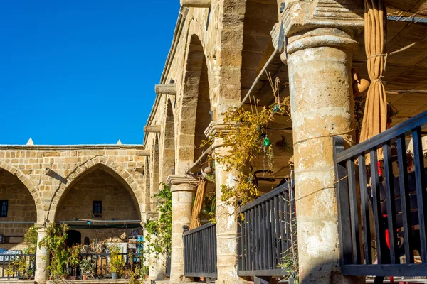 Ambachtelijke winkels op Buyuk Han (de grote Inn). Nicosia, Cyprus — Stockfoto