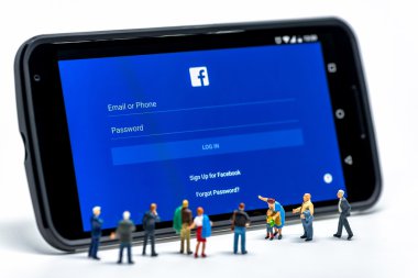 Limassol, Kıbrıs - 07 Aralık 2015: Grup insan Facebook uygulama oturum açma sayfası smartphone cep telefonu ile de izliyor. Sosyal ağ kavramı