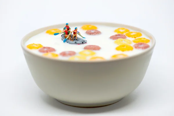 Rafting in a bowl of colorful cereal with milk. Healthy breakfas — Stock Photo, Image