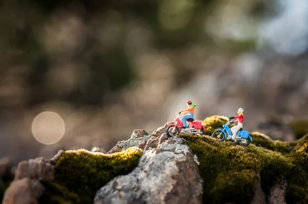 Twee miniatuur gelukkig rijden fietsers. — Stockfoto