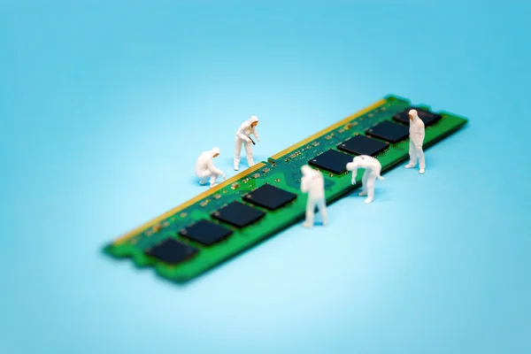 Técnicos de reparación de la computadora módulo RAM — Foto de Stock
