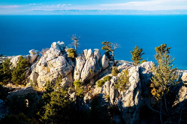 Meerblick aus dem Fenster der Burg St. Hilarion. kyrenia dis — Stockfoto